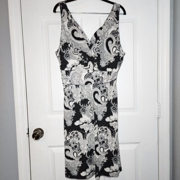Carina Black and white paisley, knee-length dress - Size: Large - Picture 2 of 6